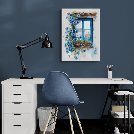 Ventana pintada de azul con flores de gloria de la mañana y arquitectura tradicional