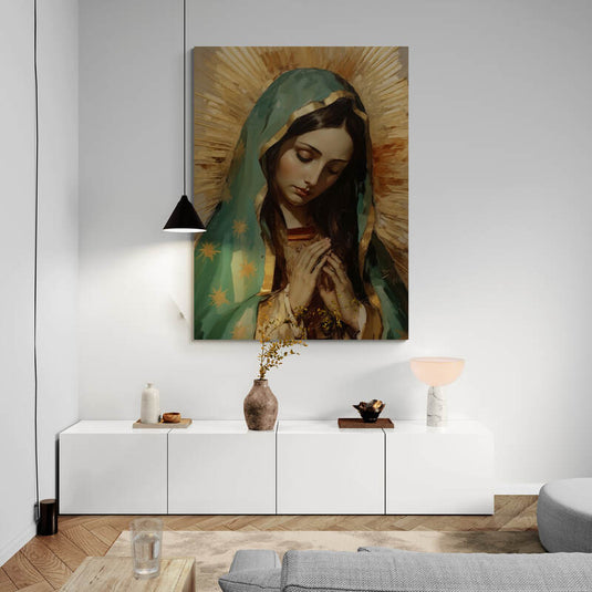 Nuestra Señora de Guadalupe en oración con manto verde y resplandor dorado