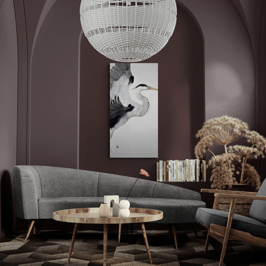 Ilustración de una garza en vuelo, con detalles en acuarela y tinta, en tonos de gris, blanco y negro.