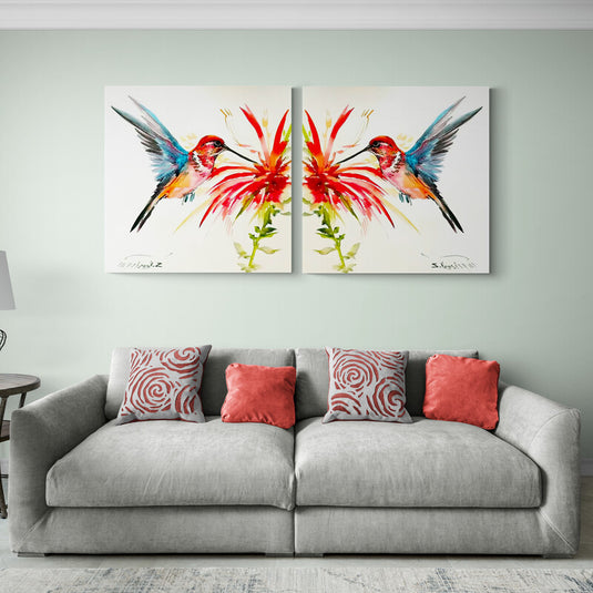 Colibríes con alas azules tomando néctar de flor roja en un hermoso jardín