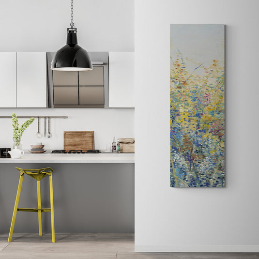 Pintura al óleo impresionista de un campo de flores silvestres en tonos pastel.