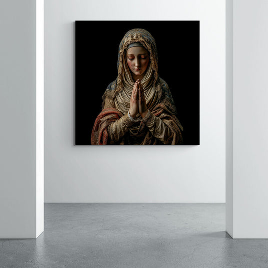 Virgen María orando con manto detallado en fondo oscuro
