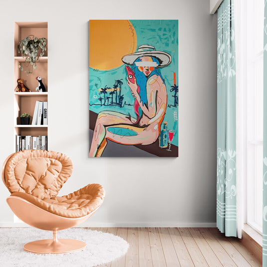 Obra pop-art de mujer con sombrero y pez rosa, fondo tropical y detalles veraniegos.