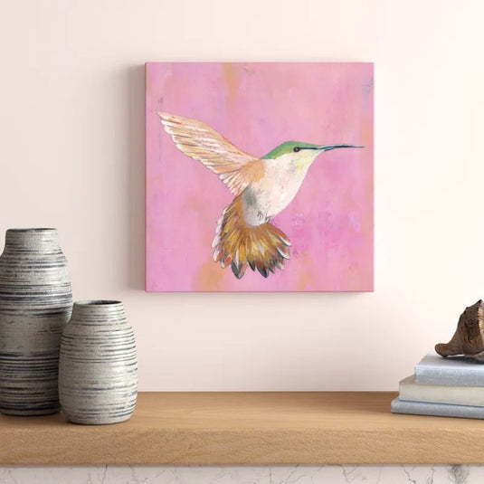 Colibrí en vuelo sobre rosa primaveral