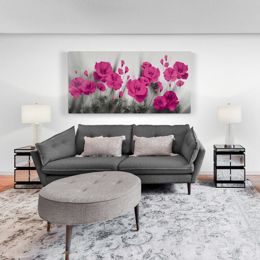 Imagen de amapolas rojas vibrantes sobre un fondo blanco y negro.