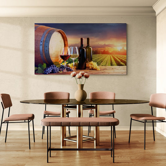 Cuadro decorativo de vino con barrica, copas y viñedo al atardecer – arte para comedor elegante