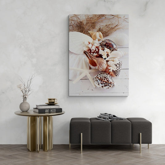 Arreglo decorativo con variedad de conchas marinas, coral y estrella de mar sobre fondo claro.