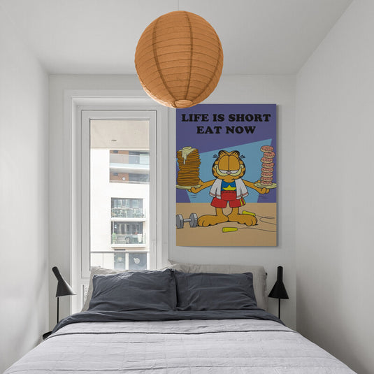 Garfield con donas y panqueques bajo la frase "Life is Short, Eat Now".
