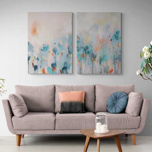 Cuadro abstracto moderno en tonos pastel con pinceladas de azul, naranja y coral sobre fondo blanco, ideal para decoración de sala o espacios contemporáneos