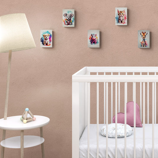 Cuadros de animales adorables en habitación infantil con cuna blanca