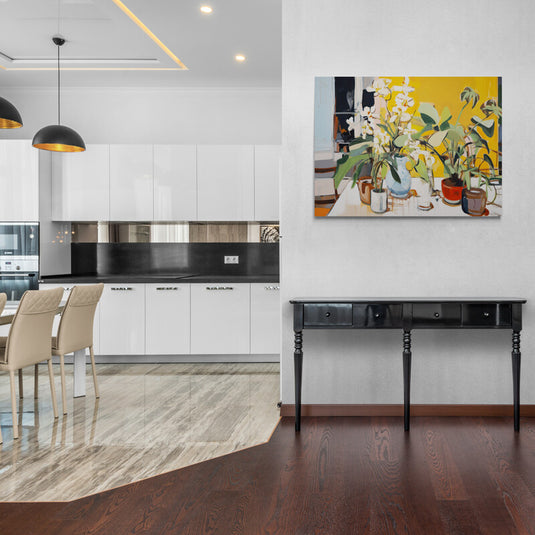 Pintura de orquídeas blancas en macetas coloridas contra fondo amarillo