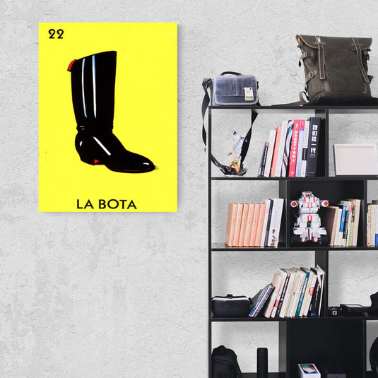Bota negra sobre fondo amarillo de la Lotería Mexicana