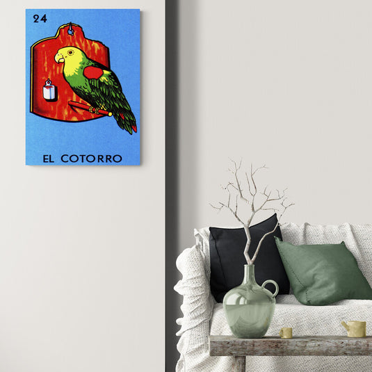 Cuadro decorativo vibrante: Cotorro verde y amarillo en fondo azul con tabla roja de lotería mexicana