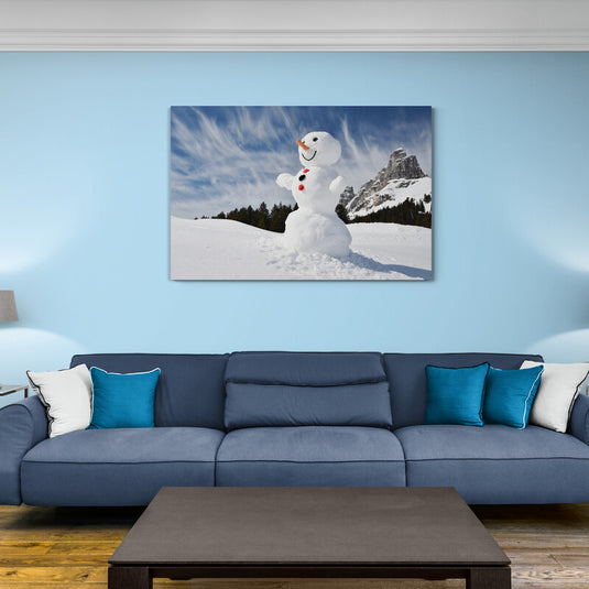 Muñeco de nieve sonriente en paisaje de montaña nevada