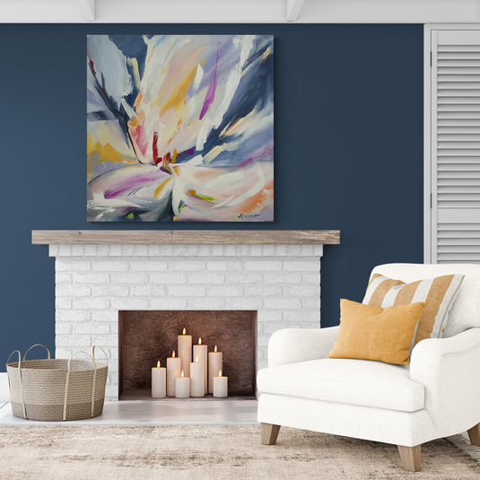 Flor en abstracto: combinación de colores en azul, rojo, amarillo, morado y hueso