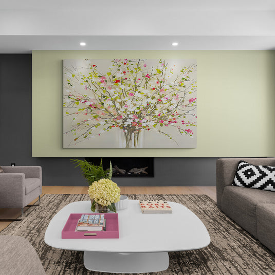 Cuadro decorativo de ramo de flores rosadas con tallos delicados y fondo crema para embellecer tus paredes