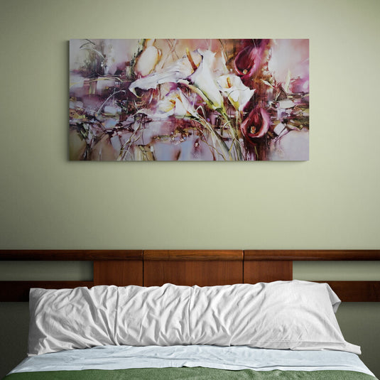 Pintura contemporánea abstracta con lirios blancos y púrpuras en un entorno de colores y formas difusas.