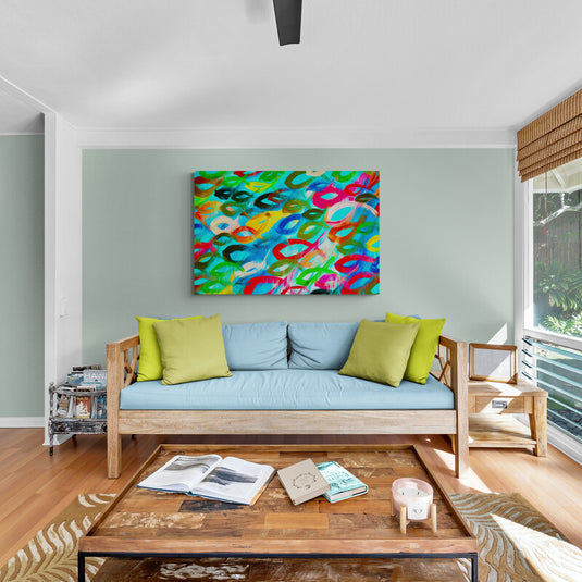Pintura abstracta con formas ovales en colores vibrantes superpuestas.