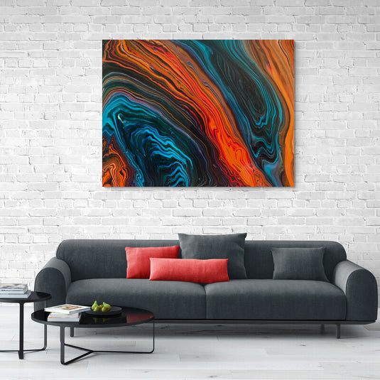 Cuadro de arte abstracto fluido con patrones orgánicos en tonos naranja, rojo y azul contrastados con negro.