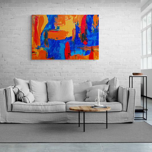 Cuadro abstracto en tonos naranjas, rojos y azules con pinceladas texturizadas y composición vibrante.