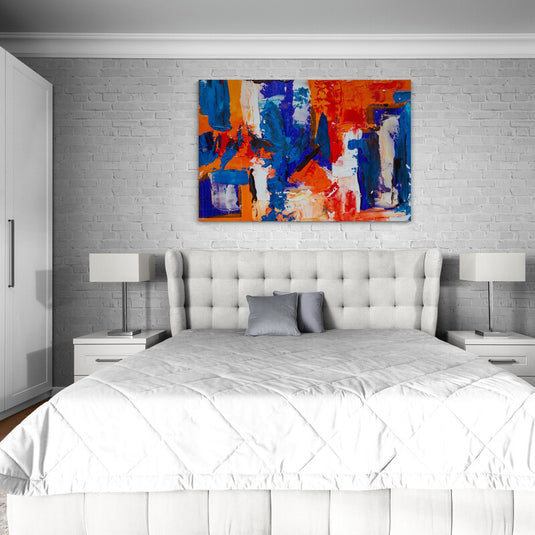 Cuadro abstracto con pinceladas dinámicas en tonos azul, naranja y blanco.