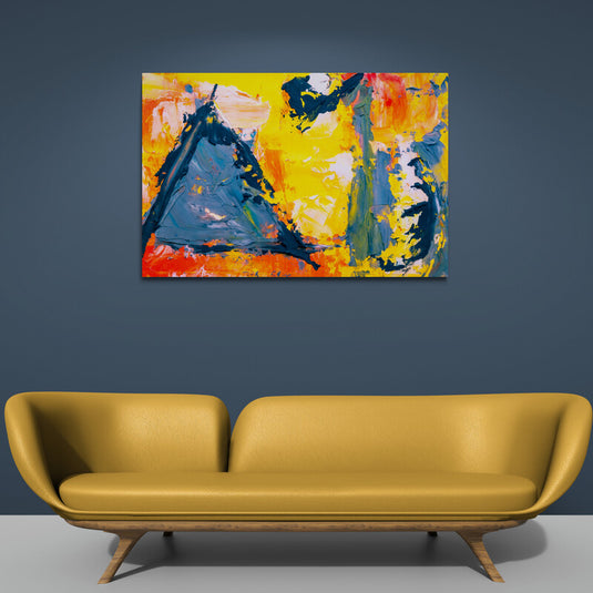 Cuadro abstracto con formas geométricas y colores vibrantes en amarillo, azul y naranja.