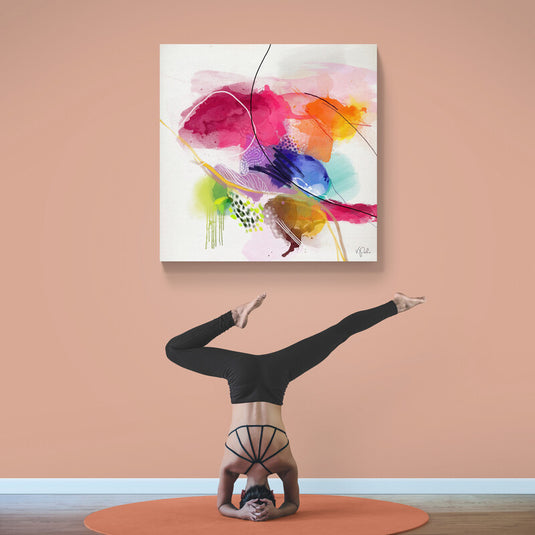 Pintura abstracta vibrante en tonos rosa, azul y amarillo.