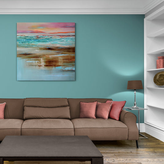 Pintura abstracta que captura el atardecer en la playa con reflejos en la arena