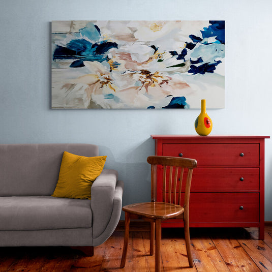 Pintura abstracta de lirios con azules y toques dorados evocando un paisaje marino