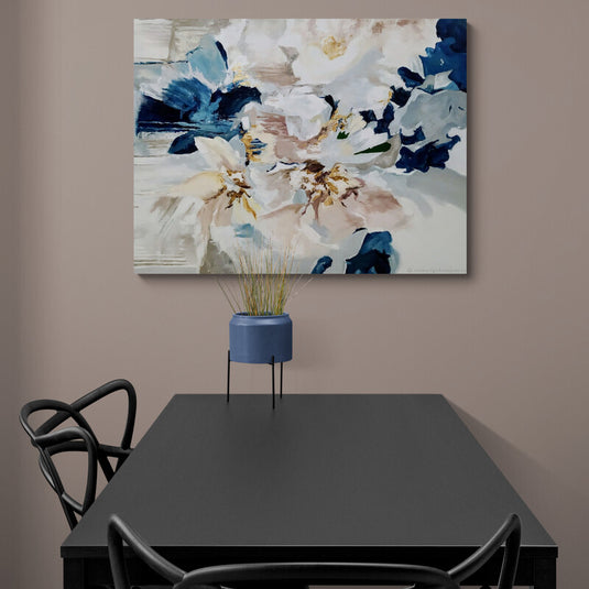Pintura abstracta de lirios con azules y toques dorados evocando un paisaje marino