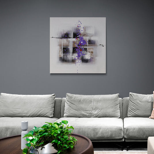 Pintura abstracta en tonos neutros con acentos púrpura y detalles en rojo.