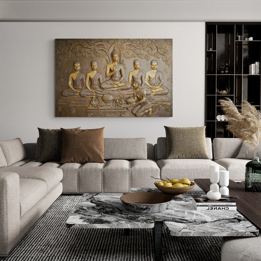 Relieve de Buda con discípulos y árbol de Bodhi en tonos dorados.