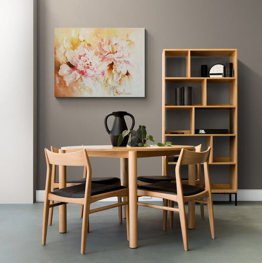 Cuadro decorativo: Flores rosadas en acuarela sobre fondo amarillo con difuminación blanca