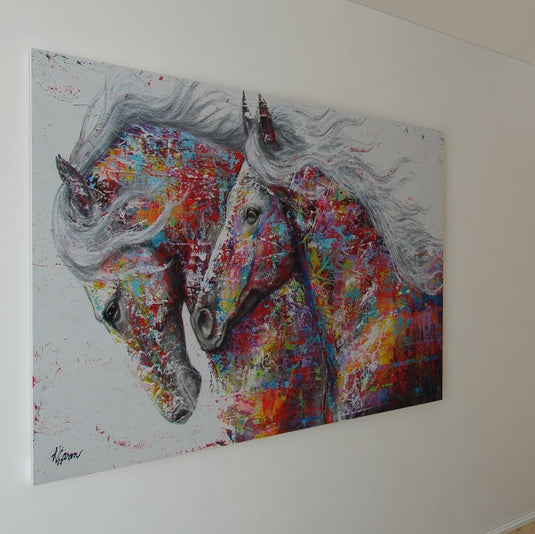 Cuadro decorativo de dos caballos en acuarela con colores vibrantes