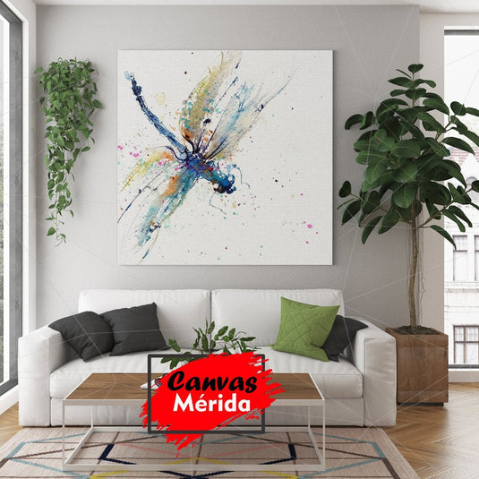 Cuadro decorativo de libélula acuarela en vuelo con colores azul, verde, rosa y morado sobre fondo blanco