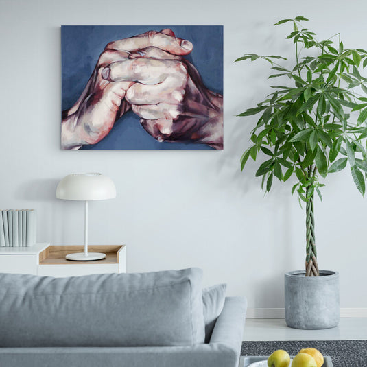 Pintura de manos entrelazadas sobre fondo azul.