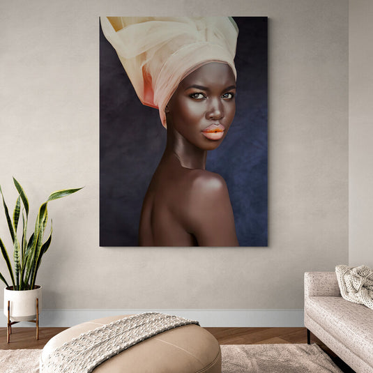 Retrato artístico de mujer africana con turbante claro y fondo oscuro – Canvas Mérida