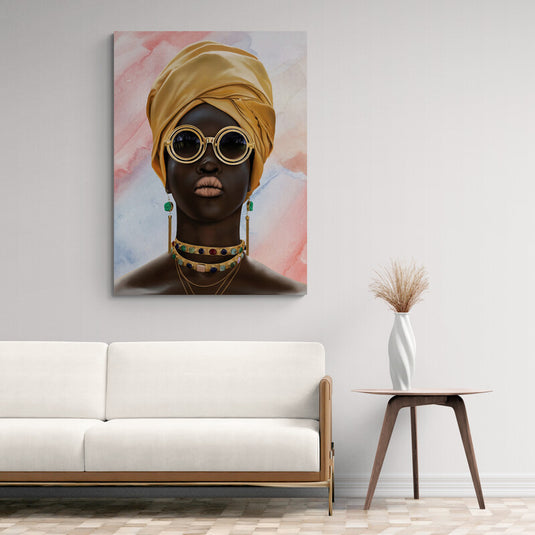 Cuadro decorativo moderno de mujer con turbante dorado y gafas redondas – arte étnico contemporáneo con fondo abstracto en tonos pastel para sala elegante