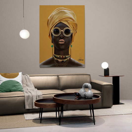 Cuadro decorativo African Fashion – retrato moderno de mujer con turbante dorado y joyas coloridas sobre fondo mostaza, ideal para salas elegantes y contemporáneas