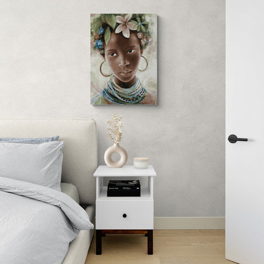 Retrato de mujer con corona de flores naturales y joyería tribal