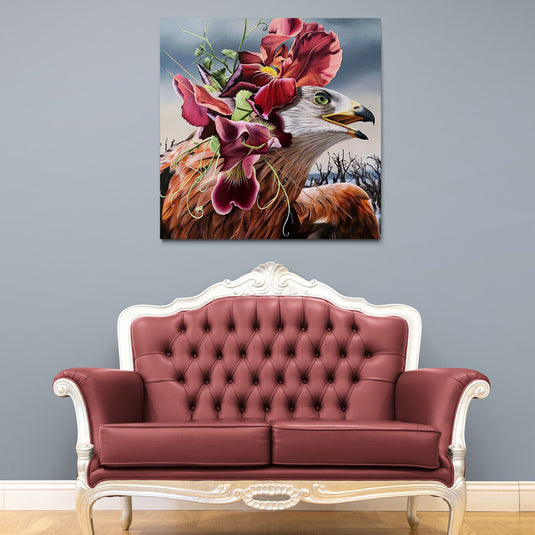 Cuadro de águila parcial con flores rosas sobre su cabeza