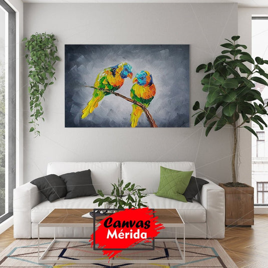 Pájaros multicolores en rama café con fondo gris y blanco en cuadro decorativo texturizado