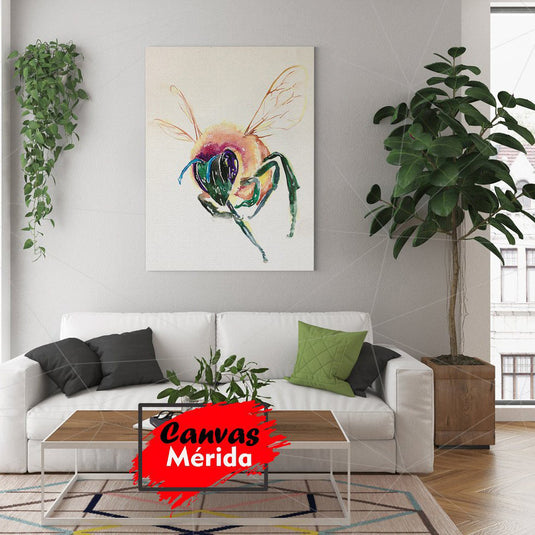 Abeja abstracta con alas translúcidas y colores vivos en acuarela sobre fondo neutro