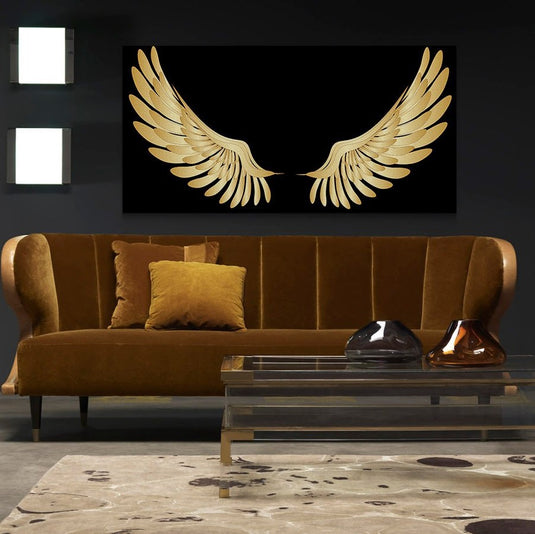 Alas doradas extendidas sobre fondo negro en cuadro decorativo