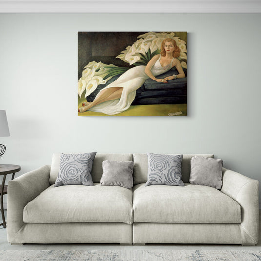 Retrato de una mujer glamurosa recostada junto a lirios blancos