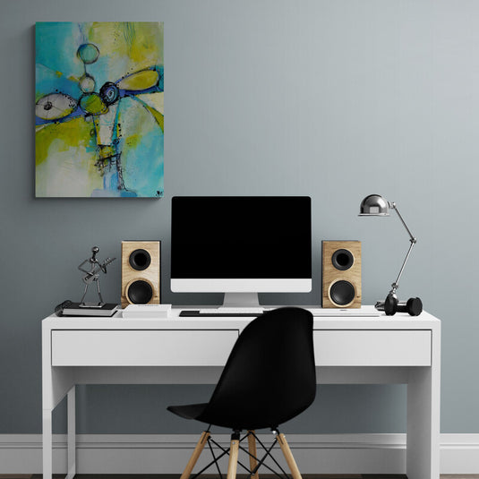 Cuadro abstracto con formas geométricas en tonos azul, verde y amarillo.