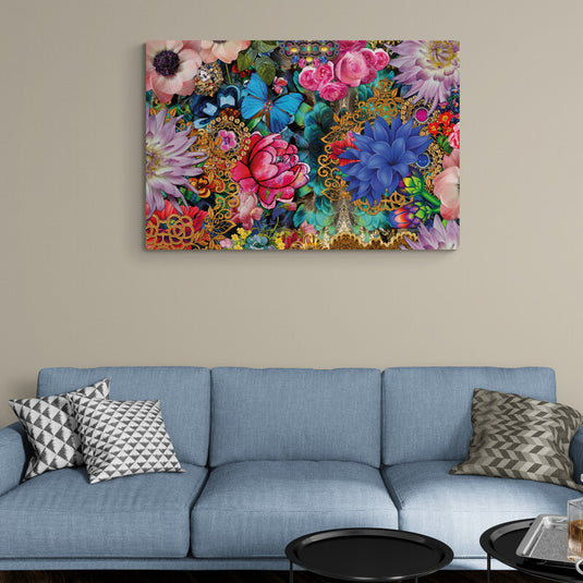 Obra de arte digital con flores coloridas y mariposas sobre ornamentos dorados