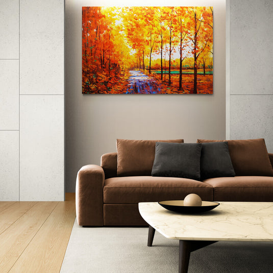 Camino otoñal entre árboles altos y hojas de colores cálidos