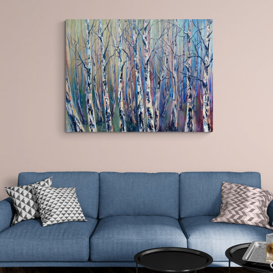 Cuadro abstracto de bosque con árboles de abedul en tonos azules, verdes y morados, ideal para decoración moderna y ambiental con inspiración natural.