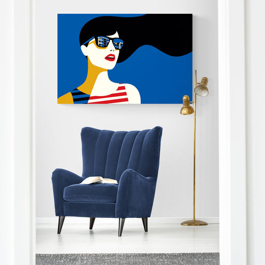Cuadro decorativo American Woman – arte pop moderno con mujer de gafas de sol y fondo azul para decoración contemporánea y elegante